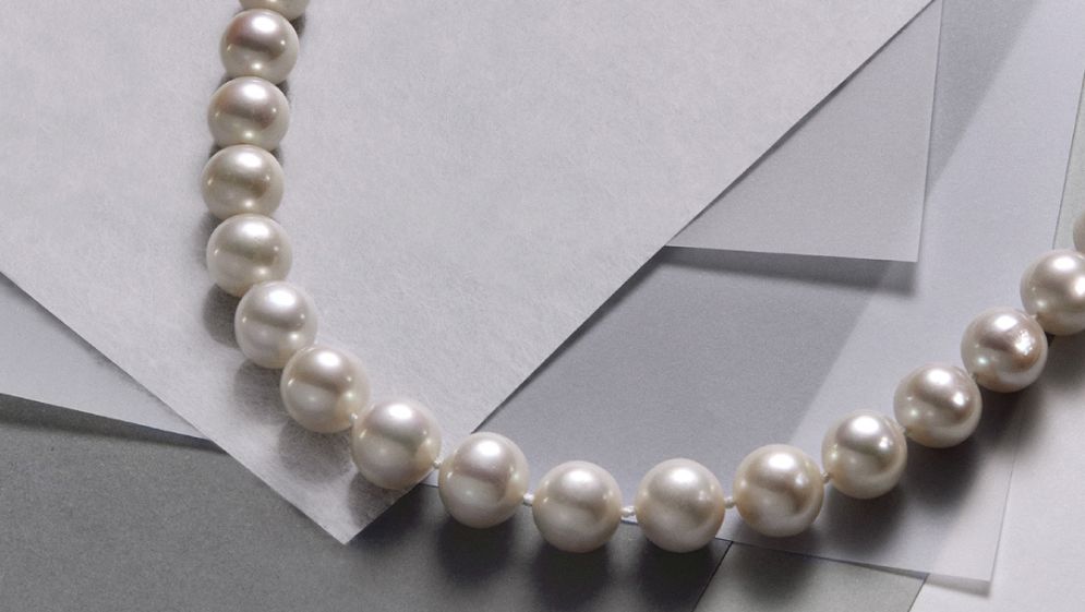 How to match a pearl necklace with earrings